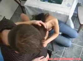 امرأة سمراء فاتنة هي صب للفيديو الإباحية والجنس مع وكيلها