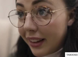 في سن المراهقة مع نظارات فاتنة إدراج دسار أسفل كس لها، لديها العربدة منفردة
