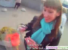 امرأة سمراء الروسية تصرخ من المتعة أثناء الغش على شريكها، لأنها تشعر مكثفة.