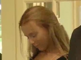 ساشا سيلفرستون يرتدي فستان زهري أثناء الاستعداد لدورة الجنس البرية لطيفة.