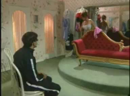 رجل إيطالي يمارس الجنس مع جبهة مورو شقراء بأسلوب بوف ، بينما يكون في غرفة التدليك.