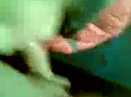 يتم قصف ثعبان عاهرة نوير القذرة في كسها المشعر ، بينما ترفع ساقيها عالياً.