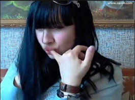 يرتدي الفرخ الروسي حجدا أثناء حفر صديقتها كس مبلل، على الأريكة.