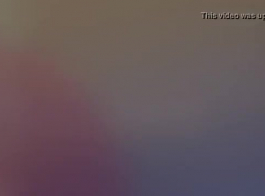 دمية سوبر آسيوية تلوي خطفها على كاميرا ويب.