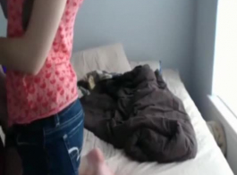 امرأة سمراء مذهلة في الملابس الداخلية الأرجواني تمتص بشدة ويحصل على مارس الجنس من الصعب في جلسة الجنس بوف.