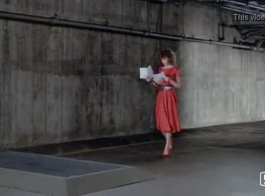 امرأة ذات شعر أحمر، أنابيلا تلعب مع الهرة الرطب لها، أمام الكاميرا