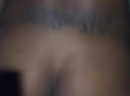 امرأة سوداء مع شعر شقراء تحصل مارس الجنس من الظهر، أمام الكاميرا