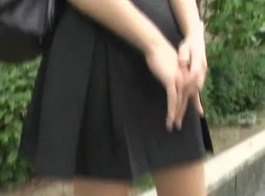 فتاة في سن المراهقة اليابانية تحصل على سراويل فضفاضة.