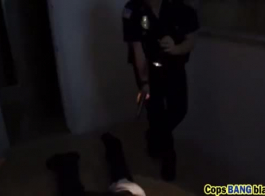 اثنين من رجال الشرطة قرنية ركوب مارس الجنس الحمار.