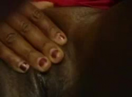 تم تسجيل فتاة الأبنوس أثناء استمناءها بأصابعها ووقت آخر أثناء فركها البظر