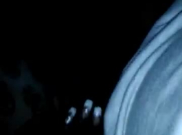 عاهرة نحيفة في جوارب سوداء ، لوسي لوف مارس الجنس عشيقها قرنية في غرفة نومها