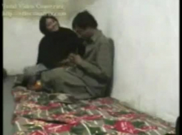 يعطي الحراس الأفغان المدرس والطالب عقوبة الإعدام
