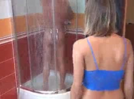 الجنس الساخن في حمام السباحة مع اثنين من الفاسقات جبهة مورو، شاب وناضجة مع الثدي الصغيرة، زوجين الهواة