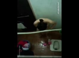 كاميرا خفية من الحمام تظهر أمي تحصل مارس الجنس من قبل ابنها