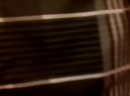 دمية الآسيوية المشاغب تم تصويرها سخيف لها بعل بينما صديقه مسمر في غرفه