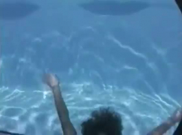 شقراء تمارس الجنس تحت الماء مع مخلوق غريب