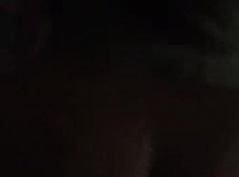 لقطات خلفية سكارليت ريس تلعب مع بوسها.