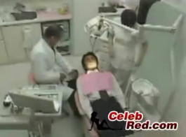 ممرضة يابانية مفلس الملاعين المريض أثناء التوقف.