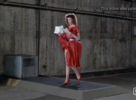 امرأة ذات شعر أحمر في جوارب المثيرة نشر ساقيها واسعة وحصلت على الثابت.