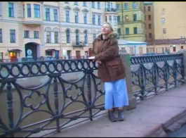 جبهة مورو الروسية مفلس، سيلفيا سايج يطلق ببطء ملابسها وامتصاص ديك ضخمة.