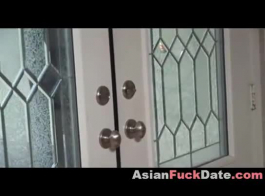 مدلكة الآسيوية يقوم ببعض الأشياء المشاغب جدا أمام كاميرا خفية، بينما وحدها في المنزل.
