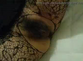 الجمال الياباني القذر يبقي ساقيها ملفوفة حول الديك الكبير ويحصل على مارس الجنس من الصعب.