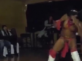 راقصة صغيرتي هي سال لعابه أثناء ممارسة الجنس البري مع جماهيرها، في متروبولي هائلة لها.